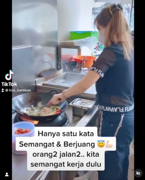 7 Potret keseharian Ci Lina, penjual bakmi viral yang selalu modis