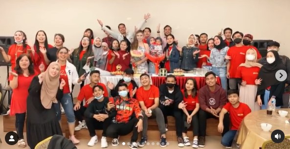 7 Potret keseharian Ci Lina, penjual bakmi viral yang selalu modis