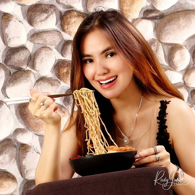 7 Potret keseharian Ci Lina, penjual bakmi viral yang selalu modis