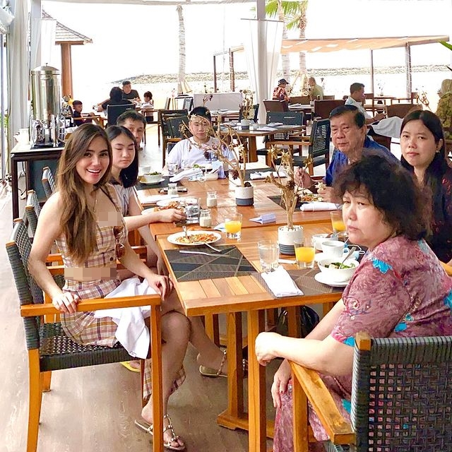 7 Potret keseharian Ci Lina, penjual bakmi viral yang selalu modis