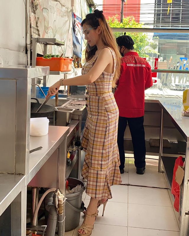 7 Potret keseharian Ci Lina, penjual bakmi viral yang selalu modis