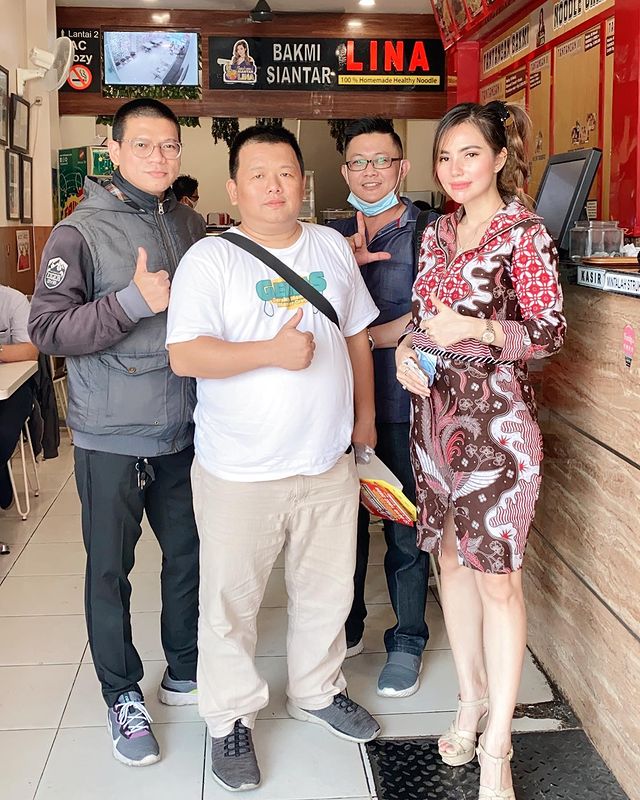 7 Potret keseharian Ci Lina, penjual bakmi viral yang selalu modis