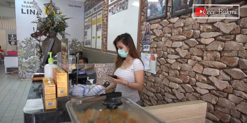 7 Potret keseharian Ci Lina, penjual bakmi viral yang selalu modis