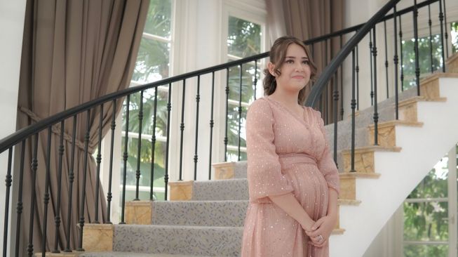 Belum menikah, 8 seleb ini pamer 'baby bump' di sinetron
