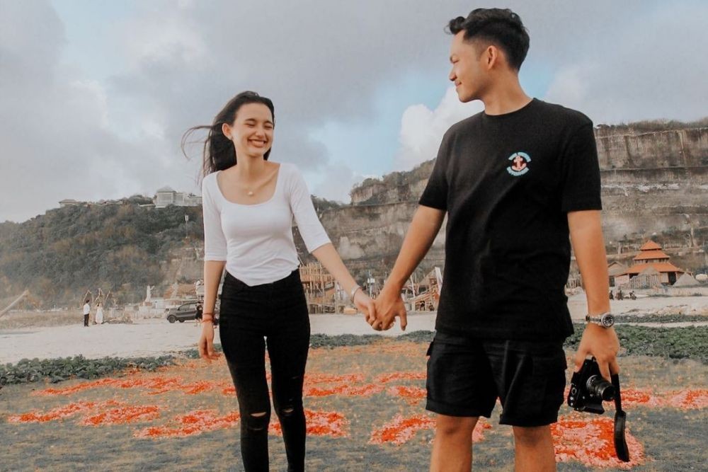 Bagai prewedding, ini 9 gaya pemotretan Azriel dan Sarah Menzel