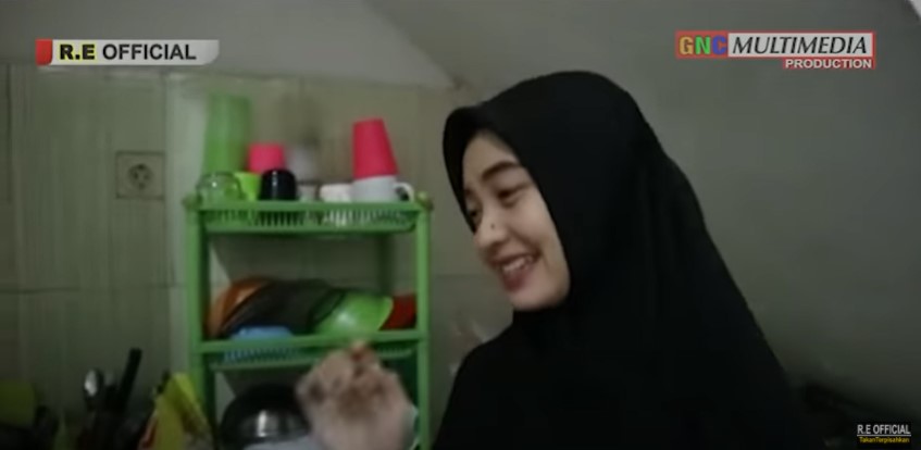 7 Potret dapur Ega D'Academy, simpel manfaatkan ruang bawah tangga