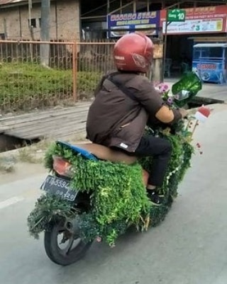 11 Potret lucu tumpukan barang dibawa pakai motor, ngeri banget