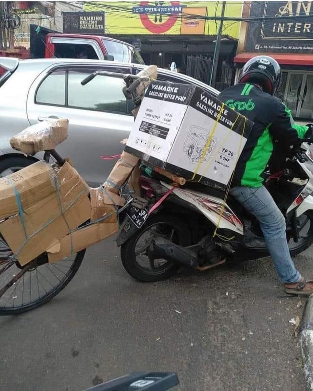 11 Potret lucu tumpukan barang dibawa pakai motor, ngeri banget
