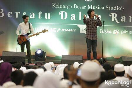 9 Potret lawas personel D'Masiv, gaya manggung Rian khas banget