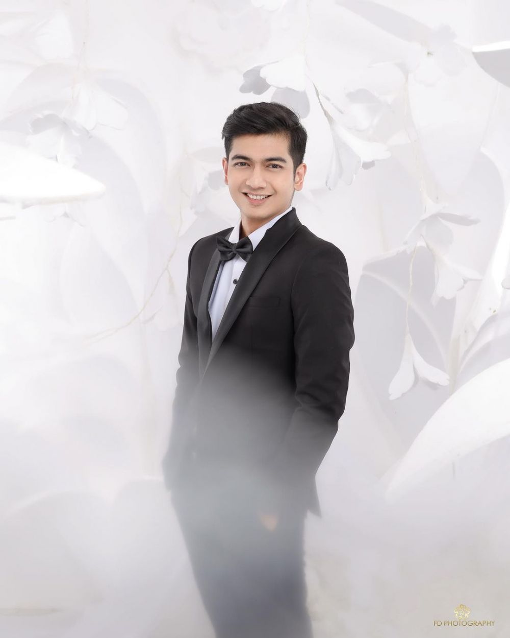 Tanpa bersentuhan, ini 9 potret prewedding Ria Ricis dan Teuku Ryan