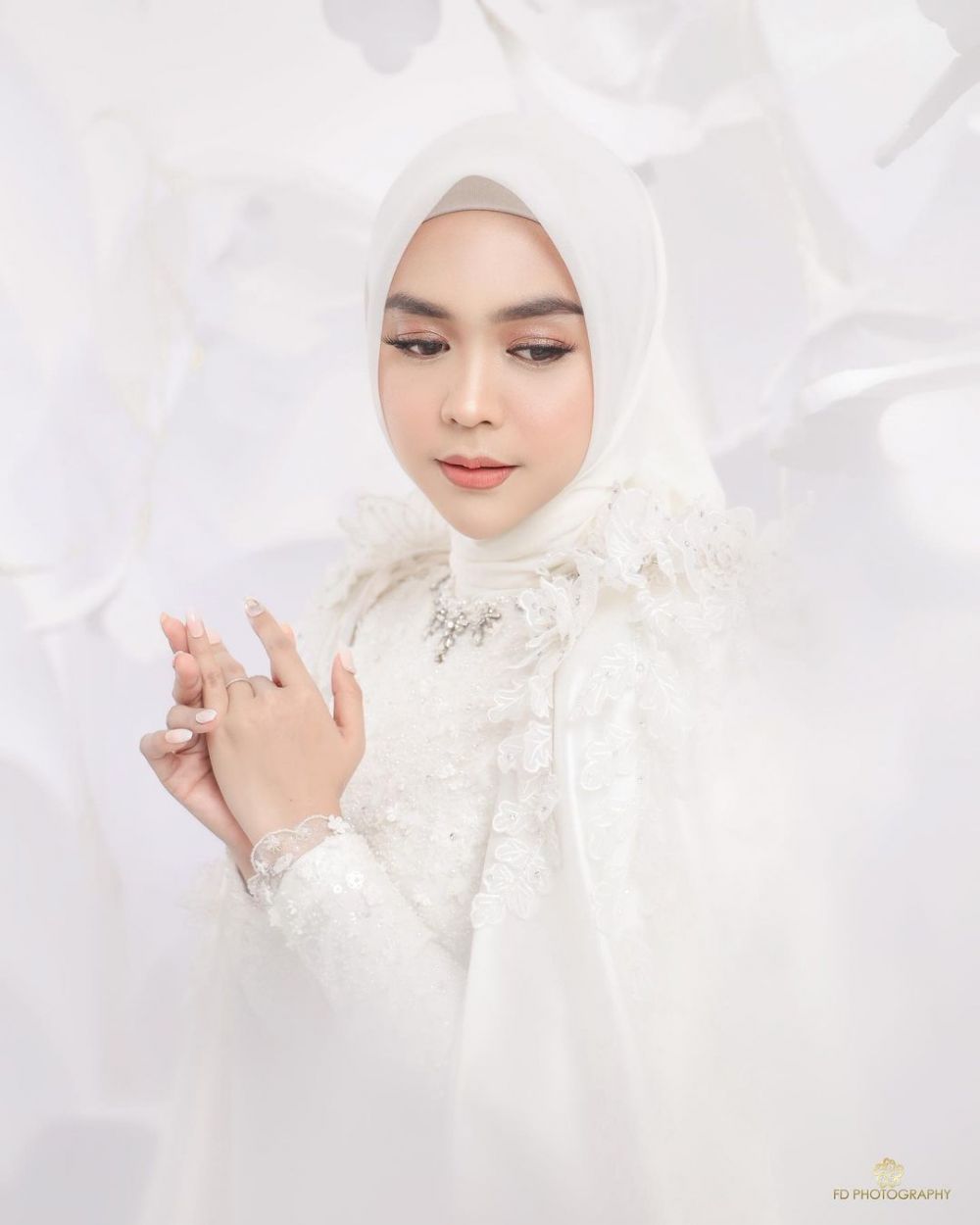 Tanpa bersentuhan, ini 9 potret prewedding Ria Ricis dan Teuku Ryan