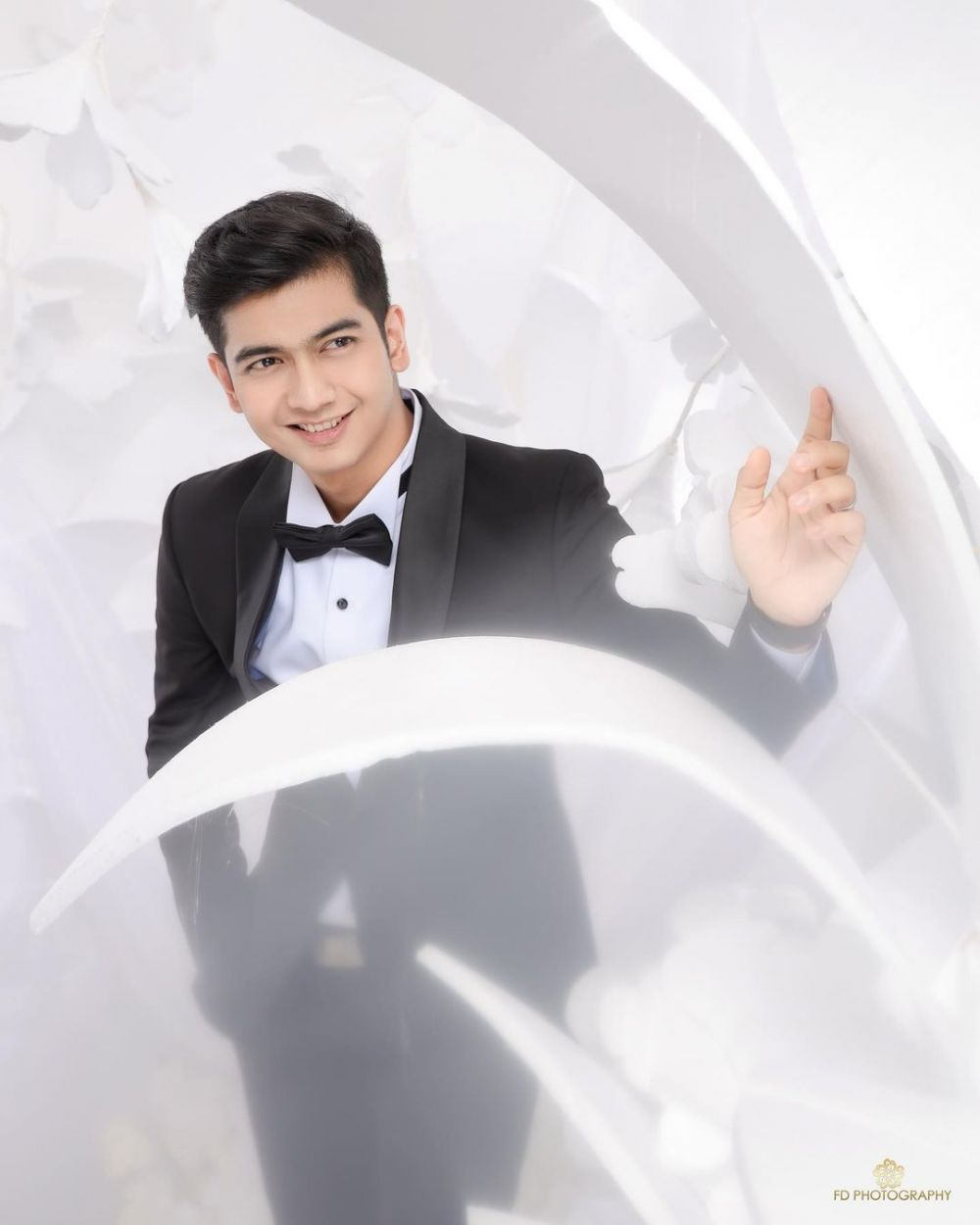 Tanpa bersentuhan, ini 9 potret prewedding Ria Ricis dan Teuku Ryan