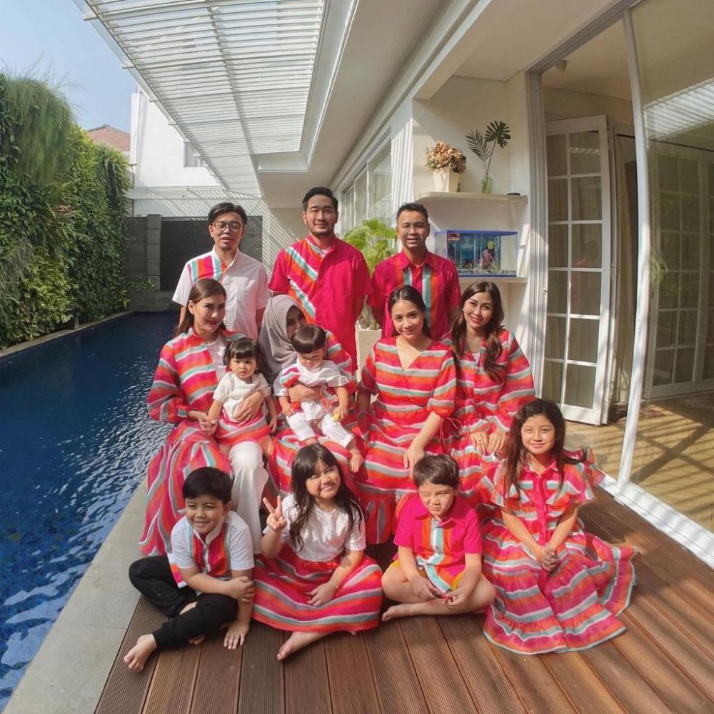 7 Potret kebersamaan host Dahsyat bareng keluarga, Raffi Ahmad kompak