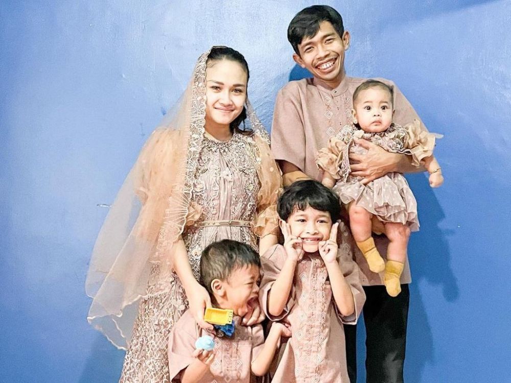 7 Potret kebersamaan host Dahsyat bareng keluarga, Raffi Ahmad kompak