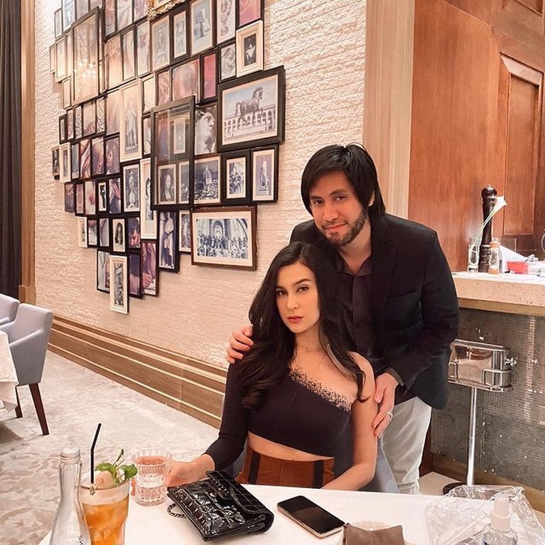 7 Momen Kevin Aprilio rayakan ultah pernikahan, sang istri tuai pujian