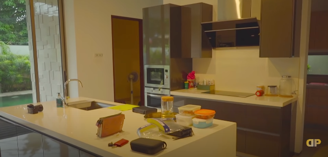 9 Potret dapur Dewi Perssik di rumah baru, luas dan elegan