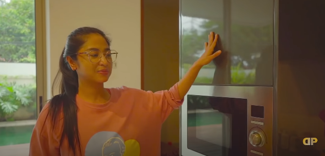 9 Potret dapur Dewi Perssik di rumah baru, luas dan elegan