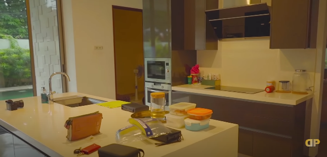 9 Potret dapur Dewi Perssik di rumah baru, luas dan elegan