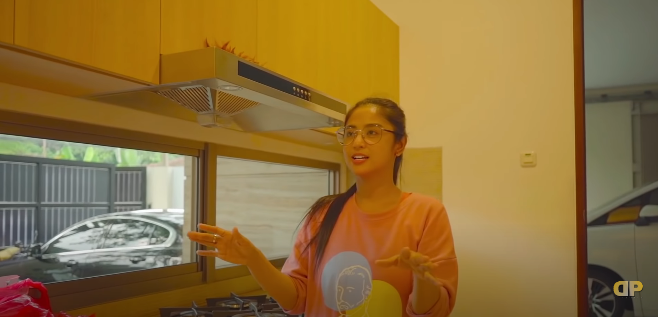 9 Potret dapur Dewi Perssik di rumah baru, luas dan elegan