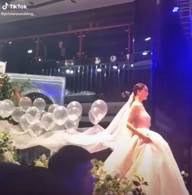 Aksi pengantin pakai balon untuk gantikan bridesmaid, unik plus hemat