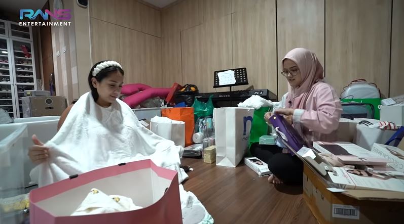 9 Perlengkapan anak kedua Nagita Slavina, ada stroller merek Dior