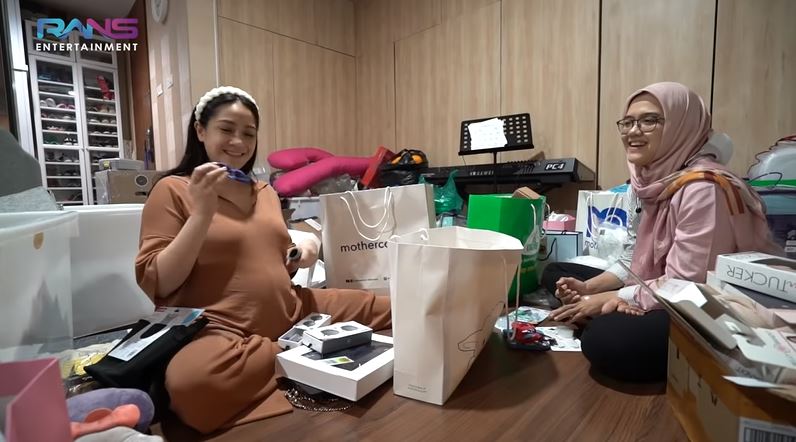 9 Perlengkapan anak kedua Nagita Slavina, ada stroller merek Dior