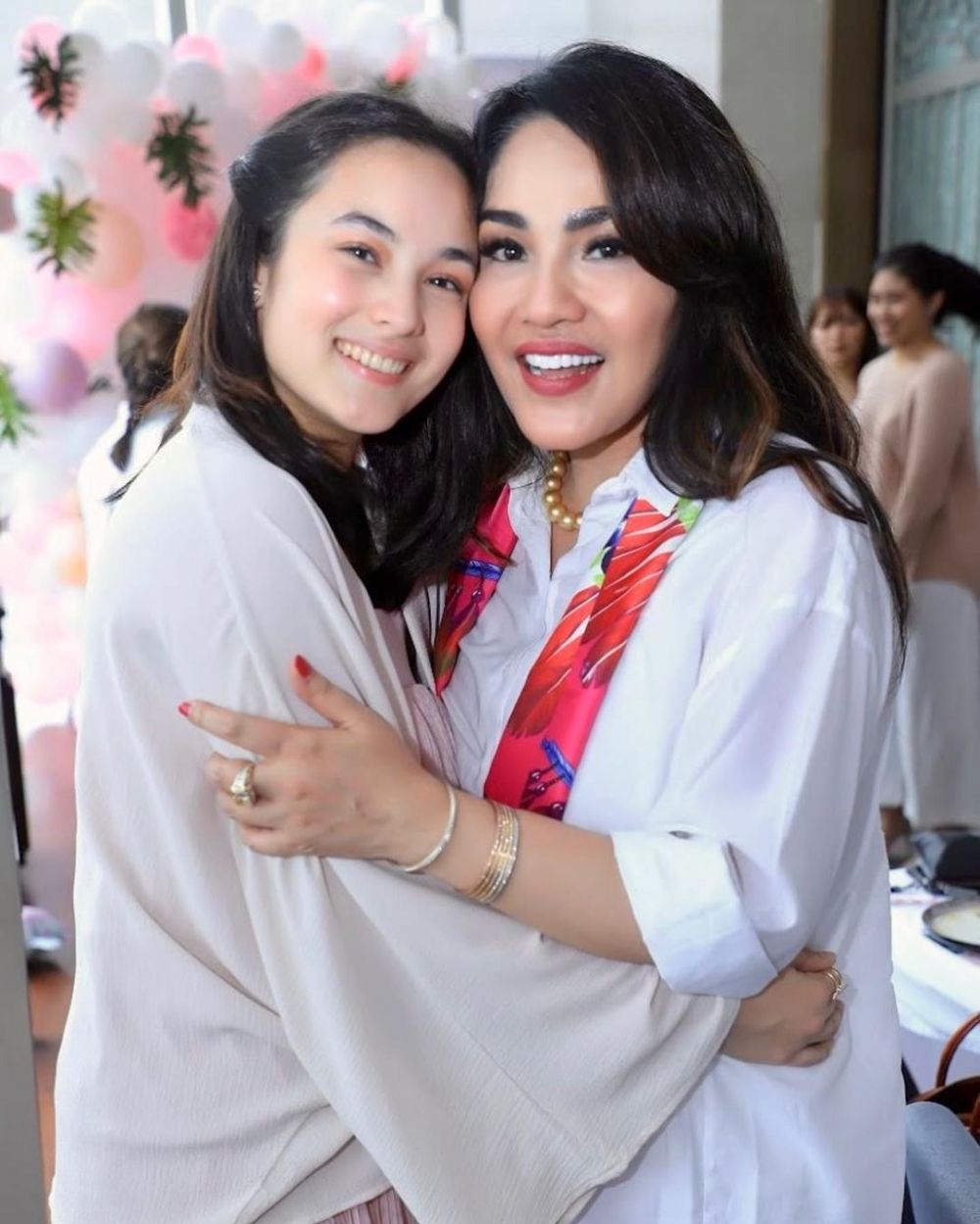 9 Momen Chelsea Islan bareng keluarga Rob Clinton, hangat dan akrab