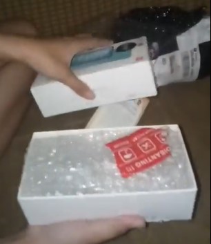 Wanita beli handphone online, setelah datang isinya bikin miris