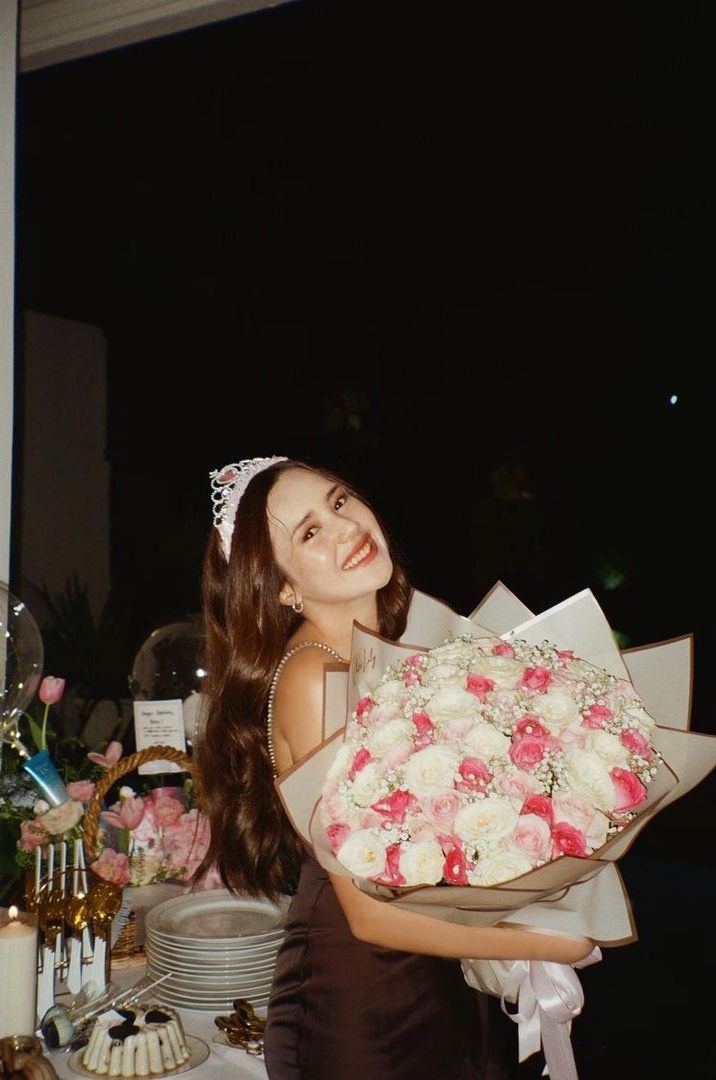 7 Momen perayaan ultah Beby Tsabina ke-19, dapat hadiah buket bunga