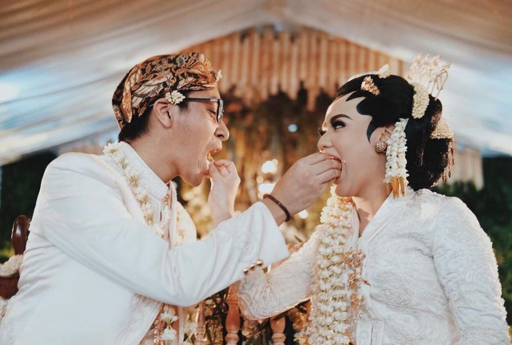 7 Penyanyi pakai riasan paes Jawa saat menikah, wajahnya manglingi
