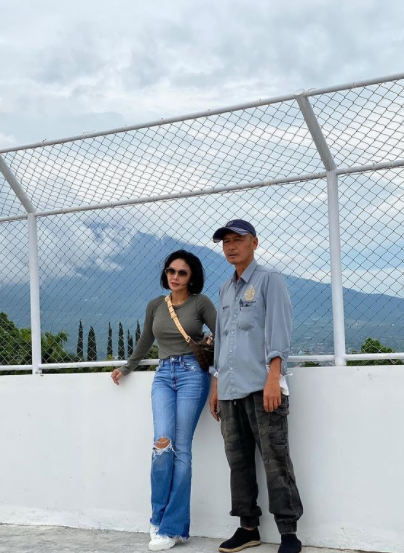 8 Potret gedung sekolah milik Yuni Shara, luas dan pakai lantai marmer