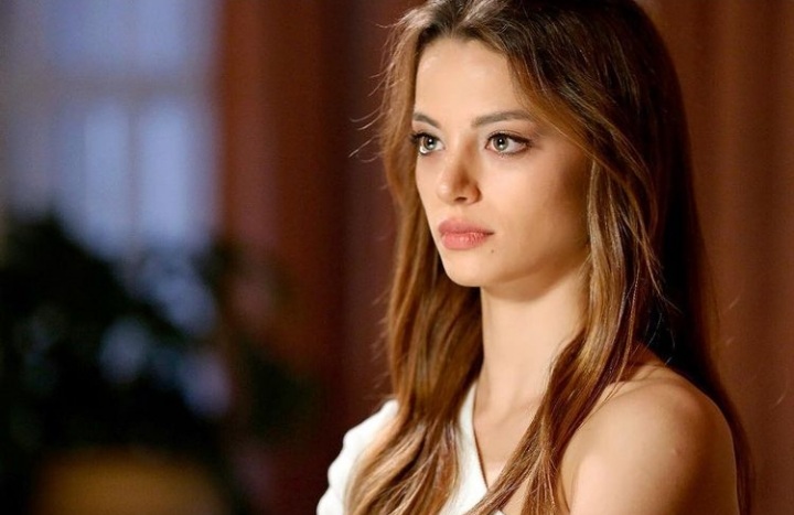 9 Potret terbaru Leyla Tanlar, pemeran Canzu di drama Turki Paramparca
