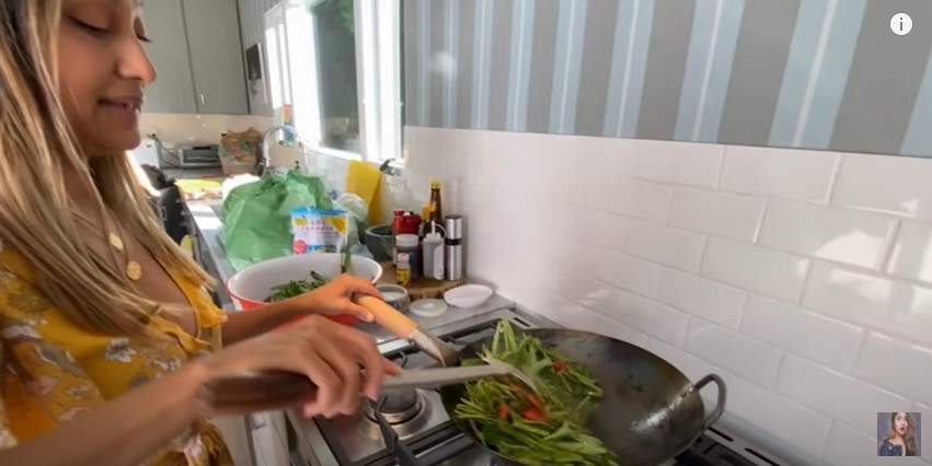 Tinggal di Amerika Serikat, ini 7 penampakan dapur Sarah Azhari