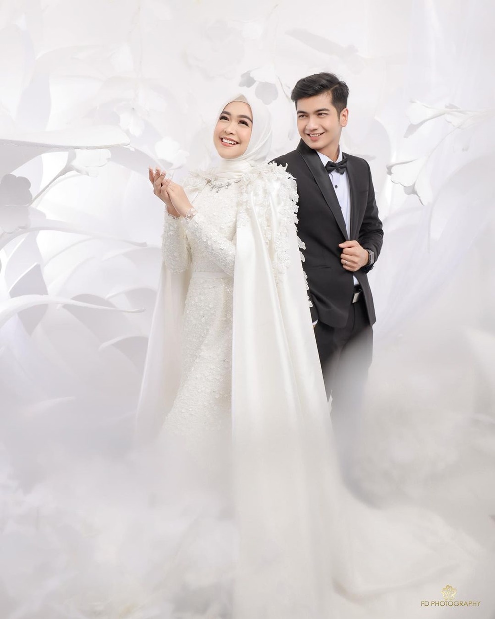 Potret prewedding 13 pasangan seleb tanpa bersentuhan, tetap romantis
