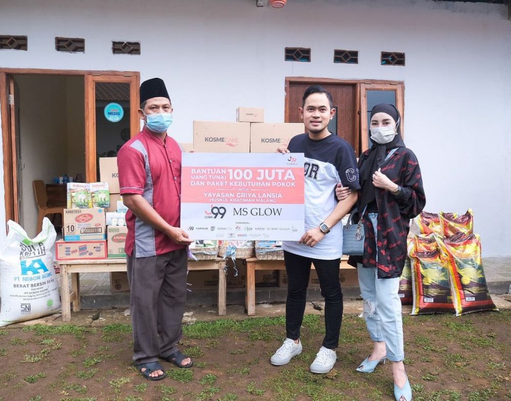 Ditelantarkan di panti jompo, kini Bu Trimah dapat emas dari Juragan99