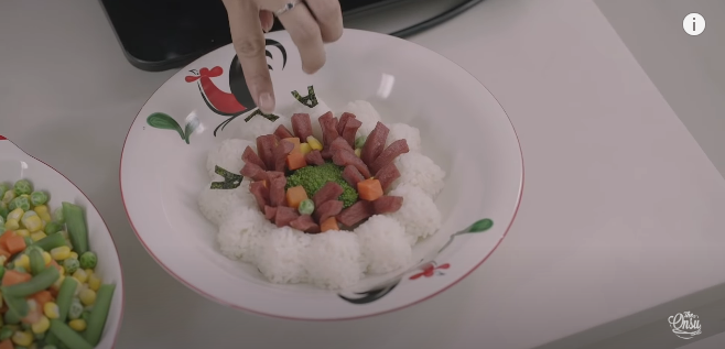 5 Trik Sarwendah plating makanan untuk anak, lucu dibentuk kartun