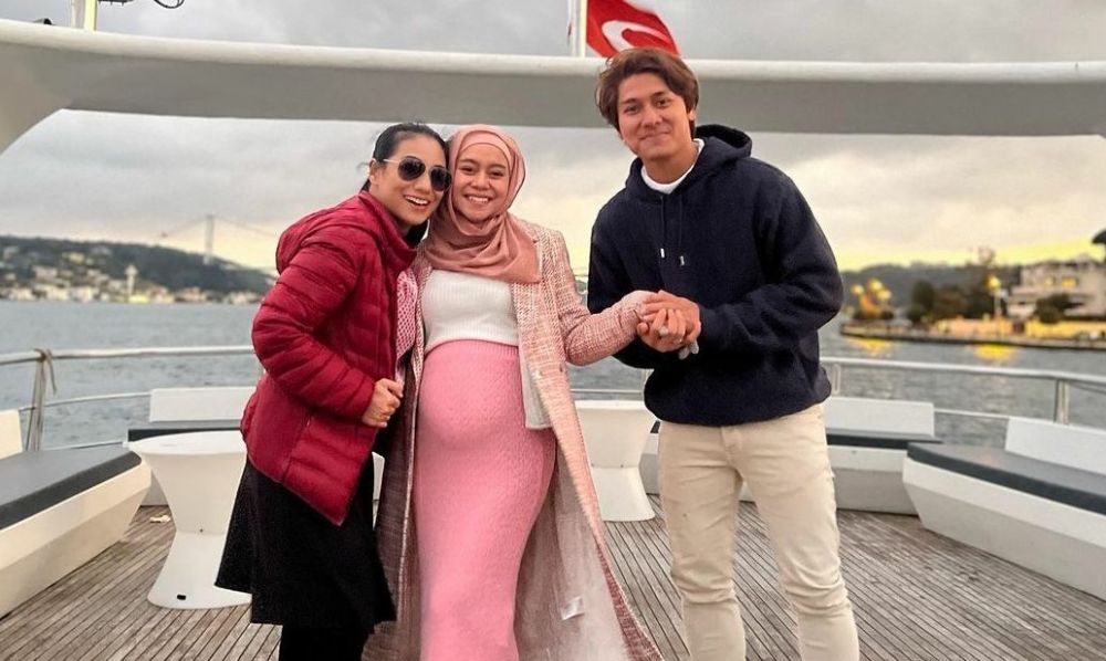 7 Gaya baby bump Lesty Kejora di Turki, stylish kenakan long coat