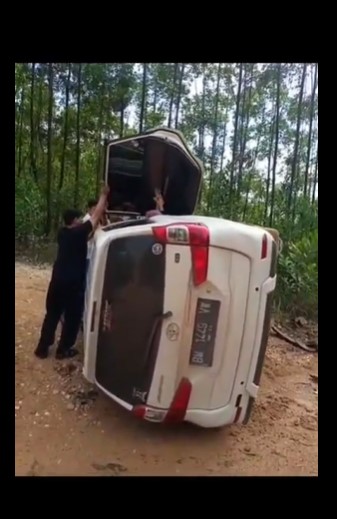 Rombongan Ustaz Zacky Mirza kecelakaan, mobil tergelincir dan terbalik