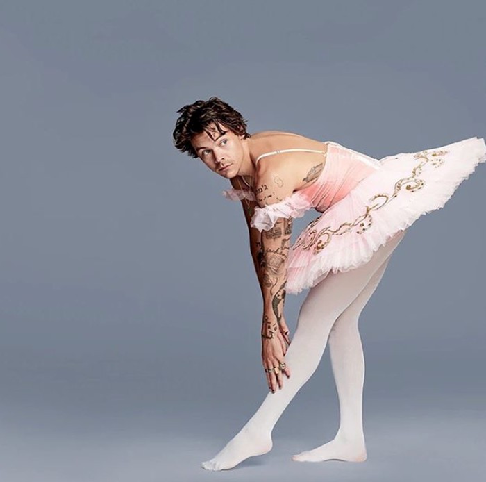 Eksplorasi gaya, ini 9 potret Harry Styles kenakan rok saat pemotretan