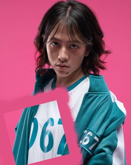 7 Pemotretan Adhisty Zara bertema Squid Game, dandan ala Kang Sae-byok