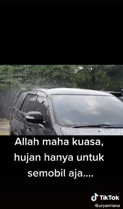 Viral fenomena hujan di satu mobil, ini cerita saksi mata