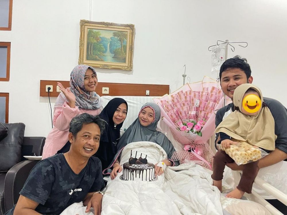 7 Momen Ega Noviantika ultah di rumah sakit, Rafly DA beri buket uang