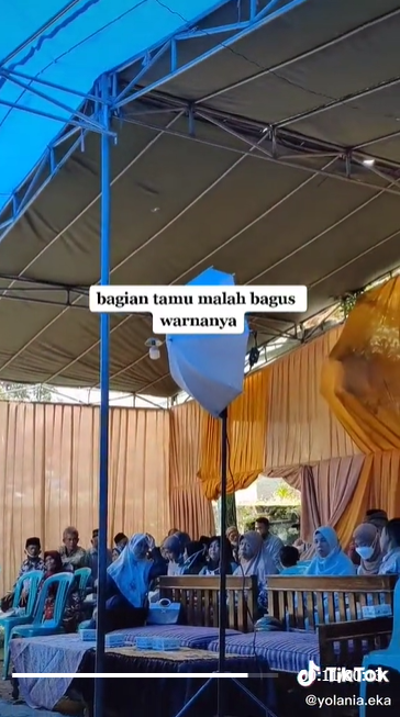 Salah pilih dekorasi, pelaminan dua sejoli ini malah mirip akuarium
