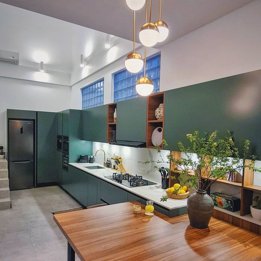7 Cara Raisa menata dapur rumah, gunakan elemen warna polos