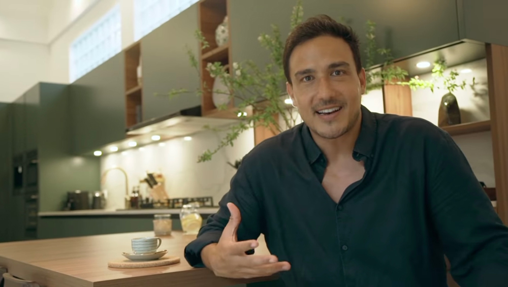 7 Cara Raisa menata dapur rumah, gunakan elemen warna polos