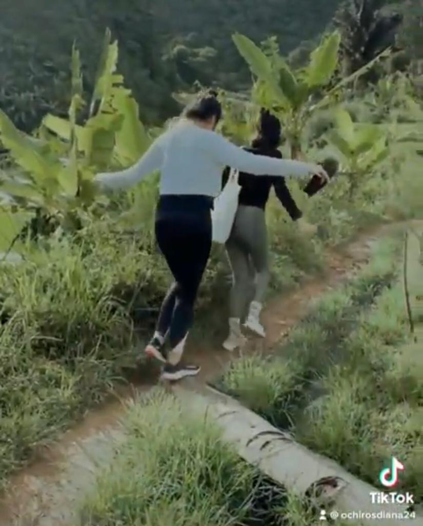 9 Momen keseruan pemain Buku Harian Seorang Istri liburan di curug