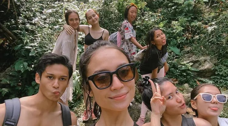 9 Momen keseruan pemain Buku Harian Seorang Istri liburan di curug