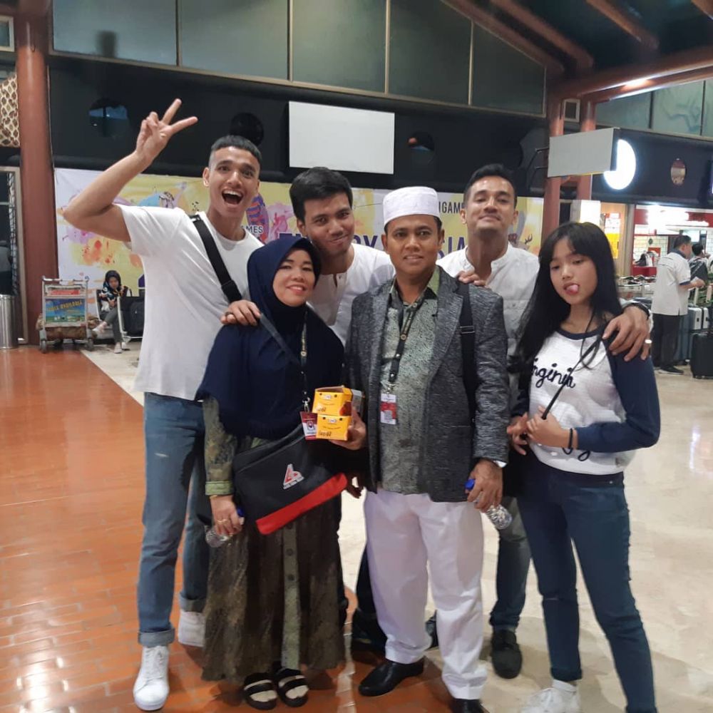 9 Potret kenangan Bibi Ardiansyah & keluarga, rayakan ultah sang ayah