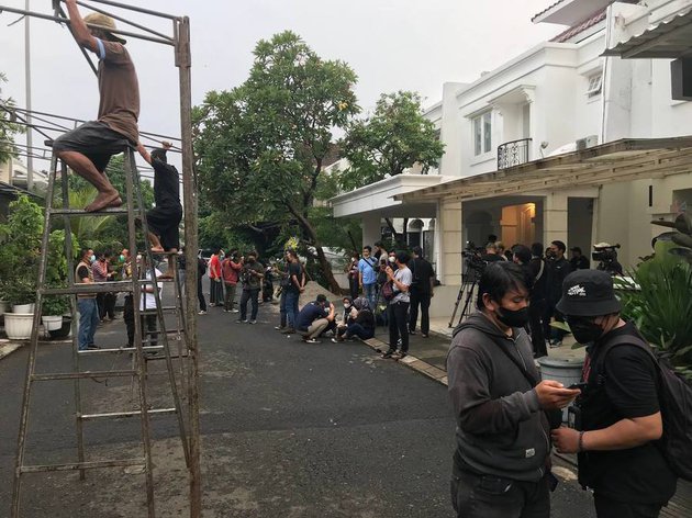 9 Potret suasana rumah duka Vanessa Angel dan Bibi Ardiansyah