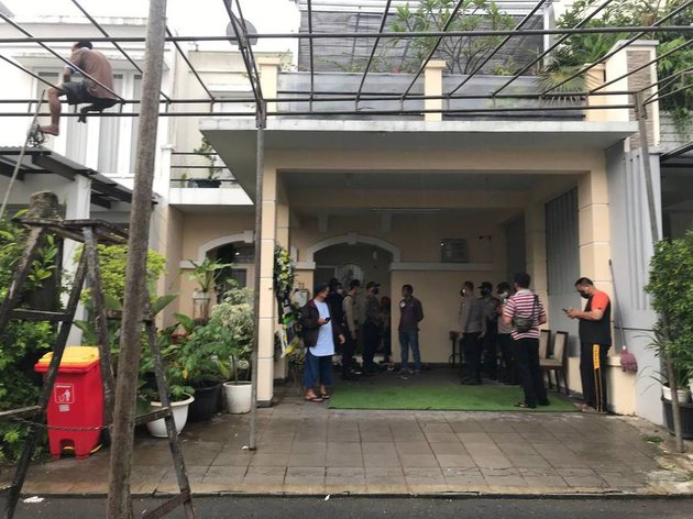 9 Potret suasana rumah duka Vanessa Angel dan Bibi Ardiansyah